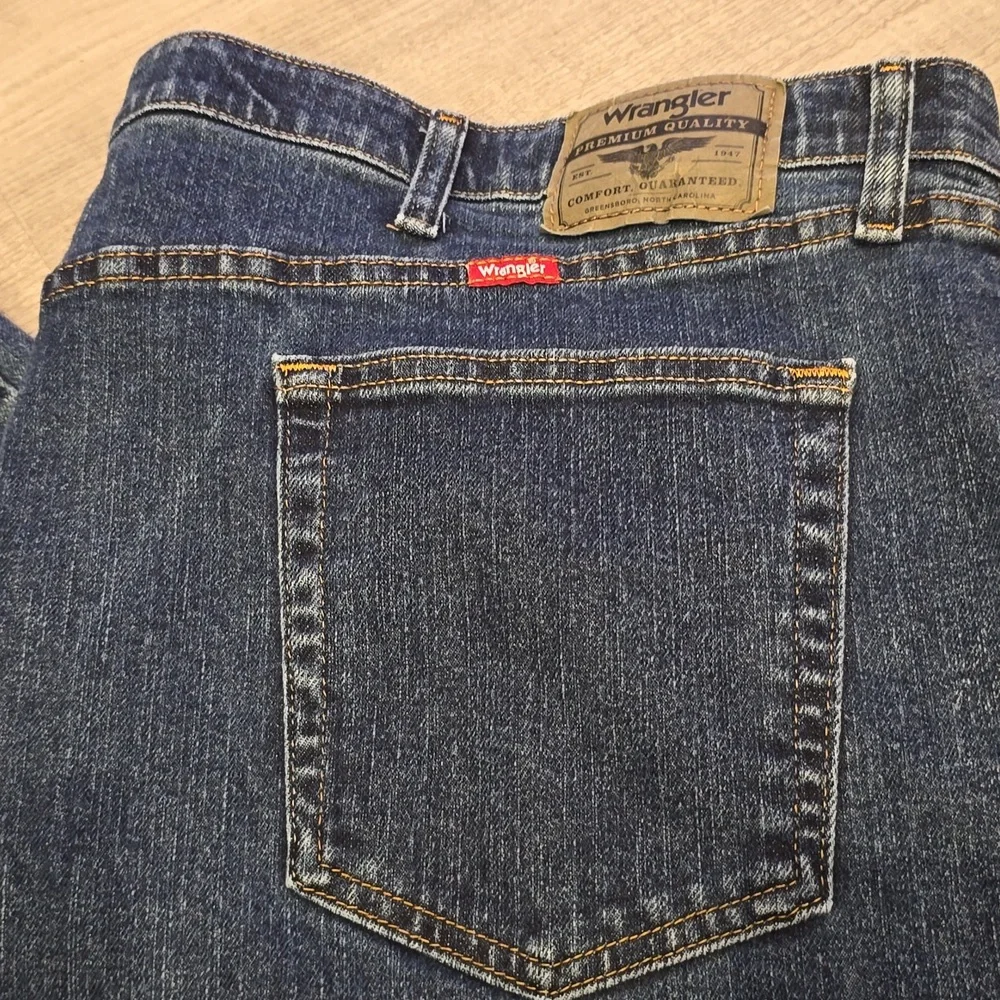 Mens Wrangler Regular fit denim cotton & spandex 48" waist 30" Length Mens - Picture 1 of 8